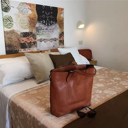 Ξενοδοχείο Lina Angolo Viale Dante 3*